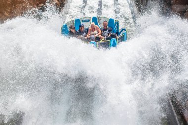 Orlando, Florida. 28 Ağustos 2019. Seaworld'de Infinity Falls'ta büyük bir sıçrama ile eğlenen insanlar (58).