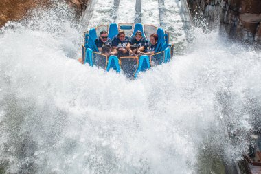 Orlando, Florida. 28 Ağustos 2019. Seaworld'de Infinity Falls'ta büyük bir sıçrama ile eğlenen insanlar (59).