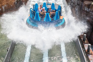 Orlando, Florida. 28 Ağustos 2019. Seaworld'de Infinity Falls'ta büyük bir sıçrama ile eğlenen insanlar (60)