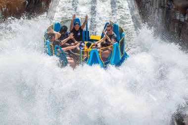 Florida. 28 Ağustos 2019. Seaworld'de Infinity Falls'ta büyük bir sıçrama ile eğlenen insanlar (72)