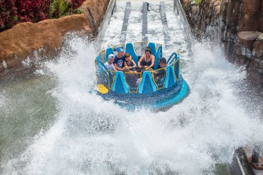 Orlando, Florida. 28 Ağustos 2019. Seaworld'de Infinity Falls'ta büyük bir sıçrama ile eğlenen insanlar (76)
