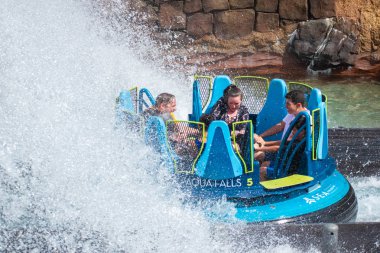 Orlando, Florida. 28 Ağustos 2019. Seaworld'de Infinity Falls'ta büyük bir sıçrama ile eğlenen insanlar (92)