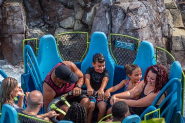 Orlando, Florida. 28 Ağustos 2019. Seaworld'de Infinity Falls'ta büyük bir sıçrama ile eğlenen insanlar (98).