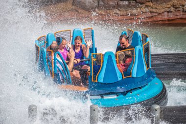 Orlando, Florida. 28 Ağustos 2019. Seaworld'deki Infinity Falls'ta büyük bir sıçrama ile eğlenen insanlar (116)