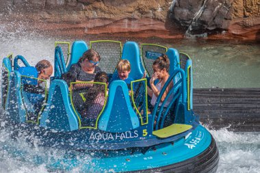 Orlando, Florida. 28 Ağustos 2019. Seaworld'deki Infinity Falls'ta büyük bir sıçrama ile eğlenen insanlar (123).