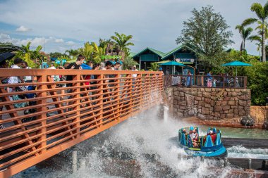 Orlando, Florida. 28 Ağustos 2019. Seaworld'deki Infinity Falls'ta büyük bir sıçrama ile eğlenen insanlar (125).