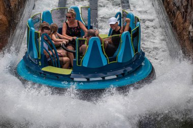 Orlando, Florida. 28 Ağustos 2019. Seaworld'de Infinity Falls'ta büyük bir sıçrama ile eğlenen insanlar (130).