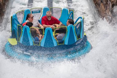 Orlando, Florida. 28 Ağustos 2019. Seaworld'de Infinity Falls'ta büyük bir sıçrama ile eğlenen insanlar (133)