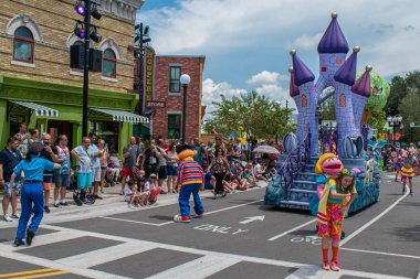 Orlando, Florida. 28 Ağustos 2019. Prairie Dawn , Ernie ve Seaworld Susam Street Party Parade kadın dansçılar (1)