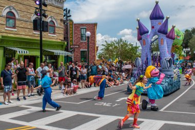 Orlando, Florida. 28 Ağustos 2019. Prairie Dawn , Ernie ve Seaworld Susam Street Party Parade kadın dansçılar (2).