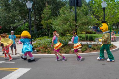 Orlando, Florida. 28 Ağustos 2019. Seaworld renkli arka plan üzerinde Çayır Şafak ve Cookie Monster (4).