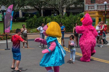 Orlando, Florida. 28 Ağustos 2019. Seaworld Susam Street Party Parade güzel çocuklar ile Çayır Şafak ve Telly Monster dans.