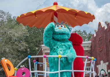 Orlando, Florida. 28 Ağustos 2019. Rosita ve Elmo Seaworld renkli şamandıra (3)