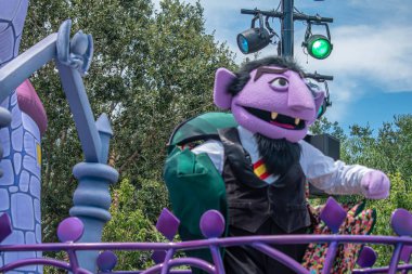 Orlando, Florida. 28 Ağustos 2019. Count Von Count In Susam Sokağı Parti Geçit Töreni Seaworld (2).