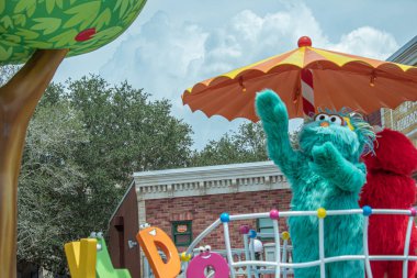 Orlando, Florida. 28 Ağustos 2019. Rosita ve Elmo Seaworld renkli şamandıra (4).