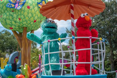 Orlando, Florida. 28 Ağustos 2019. Rosita ve Elmo Seaworld Susam Street Party Parade renkli şamandıra (2)