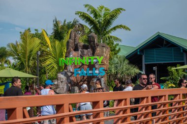 Orlando, Florida. 28 Ağustos 2019. Seaworld'de Infinity Falls işaretiüst görünümü , (72).