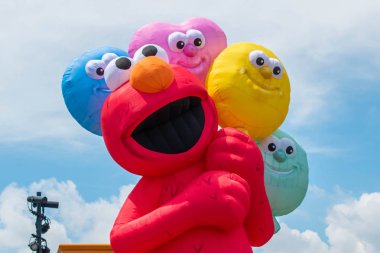 Orlando, Florida. 28 Ağustos 2019.Seaworld Susam Sokağı Geçit Töreni'nde büyük Elmo float top görünümü (3)