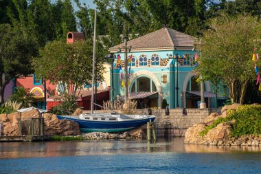Orlando, Florida. 31 Ağustos 2019. Seaworld renkli Afrika tarzı binalar ve yelkenli tekne kısmi görünümü . (2).