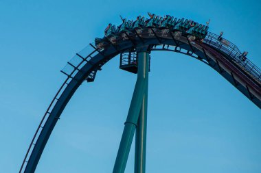 Orlando, Florida. 31 Ağustos 2019. İnsanlar Seaworld inanılmaz Mako rollercoaster zevk (7).