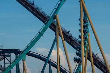 Orlando, Florida. 31 Ağustos 2019. Seaworld Kraken rollercoaster zevk İnsanlar (3)