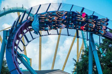 Orlando, Florida. 31 Ağustos 2019. İnsanlar Seaworld (37) de eğlenceli inanılmaz Mako rollercoaster sahip).