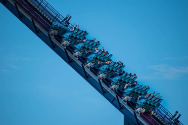 Orlando, Florida. 31 Ağustos 2019. Seaworld'de mako rollercoaster eğlenen insanlar (93)