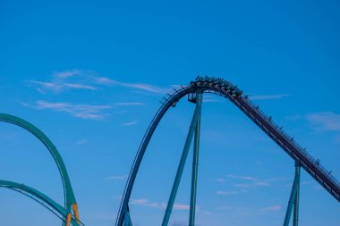 Orlando, Florida. 31 Ağustos 2019. Seaworld'deki Mako lunapark treninde etkileyici inişe hazırlanan insanlar (1).