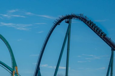 Orlando, Florida. 31 Ağustos 2019. Seaworld'deki Mako lunapark treninde etkileyici inişe hazırlanan insanlar (4)