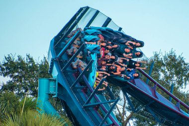 Orlando, Florida. 31 Ağustos 2019. Seaworld (58) eğlenceli müthiş Mako rollercoaster olan insanların üst görünümü)