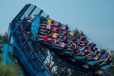 Orlando, Florida. 31 Ağustos 2019. Seaworld (61) de eğlenceli müthiş Mako rollercoaster olan insanların üst görünümü).
