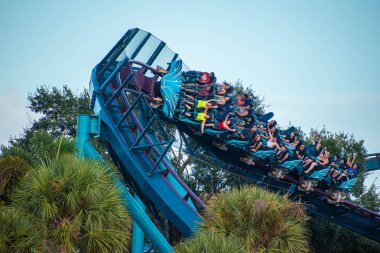 Orlando, Florida. 31 Ağustos 2019. Seaworld (63) de eğlenceli müthiş Mako rollercoaster olan insanların üst görünümü).