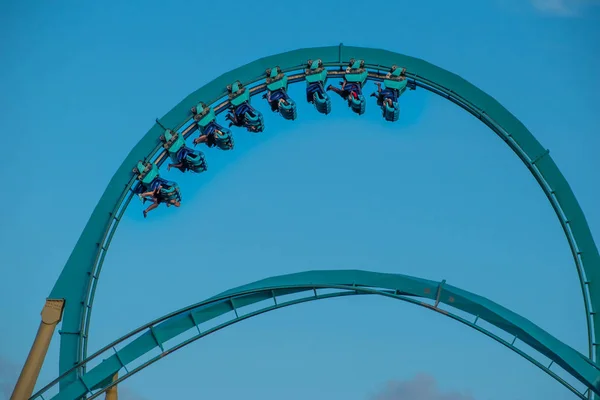 Orlando Florida Agosto 2019 Gente Disfrutando Bucle Increíble Montaña Rusa —  Fotos de Stock