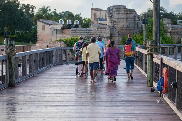 Orlando Florida Agosto 2019 Personas Caminando Puente Laguna Los Siete — Foto de Stock