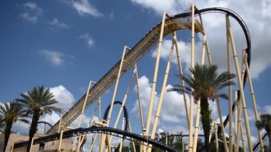 Tampa Körfezi, Florida. Eğlenceli inanılmaz Montu rollercoaster olan insanların Panoramik görünümü.