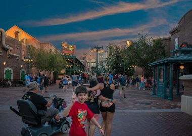 Orlando, Florida. 27 Eylül 2019. Güzel çocuk Hollywood Stüdyoları tema parkını seviyor..