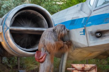 Orlando, Florida. 27 Eylül 2019. Uzay gemisi arka planındaki Chewbacca 'nın Hollywood Stüdyolarındaki Star Wars Galaxys Edge' deki kısmi görüntüsü (5))