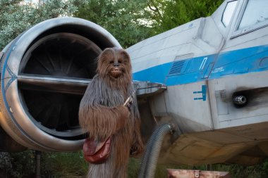 Orlando, Florida. 27 Eylül 2019. Uzay gemisi arka planındaki Chewbacca 'nın Hollywood Stüdyolarındaki Star Wars Galaxys Edge' deki kısmi görüntüsü (7))