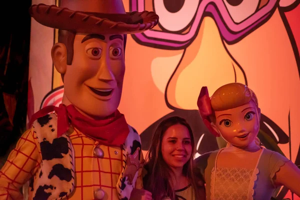 Orlando Florida Septiembre 2019 Chica Tomando Fotos Con Woody Peep — Foto de Stock