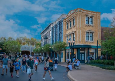Orlando, Florida. 27 Eylül 2019. Grand Avenue 'da yürüyen insanlar Hollywood Stüdyoları' ndadır (181).