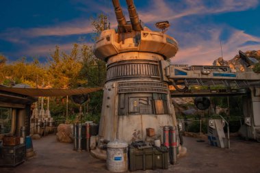 Orlando, Florida. 27 Eylül 2019. Hollywood Stüdyoları 'nın günbatımı arka planında Star Wars Galaxys Edge (171)