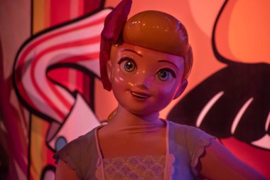 Orlando, Florida. 27 Eylül 2019. Hollywood Stüdyolarındaki Bo Peep karakterinin üst görüntüsü (1).