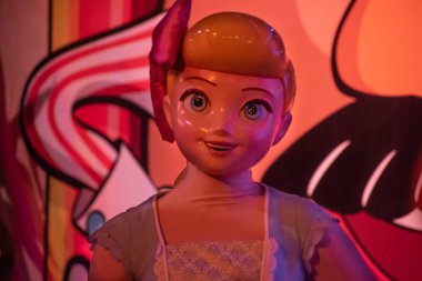 Orlando, Florida. 27 Eylül 2019. Hollywood Stüdyolarındaki Bo Peep karakterinin üst görüntüsü (2)