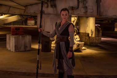 Orlando, Florida. 27 Eylül 2019. Hollywood Stüdyolarında Star Wars Galaxys Edge 'de kadın karakter)