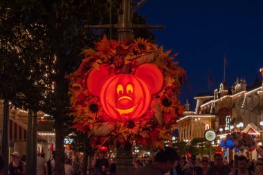 Orlando, Florida. 23 Eylül 2019. Aydınlatılmış Cadılar Bayramı Sihirli Kigndom 'da Mickey balkabağı.