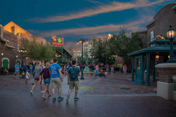 Orlando Florida Septiembre 2019 Gente Que Camina Grand Aveneu Está — Foto de Stock