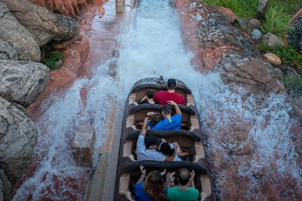 Orlando, Florida. 23 Eylül 2019. Walt Disney Dünyası 'ndaki Sihirli Krallık' ta insanlar su sıçratarak eğleniyor (19))