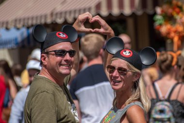 Orlando, Florida. 23 Eylül 2019. Magic Kigndom 'da elleriyle kalp yapan romantik bir çift (243)).