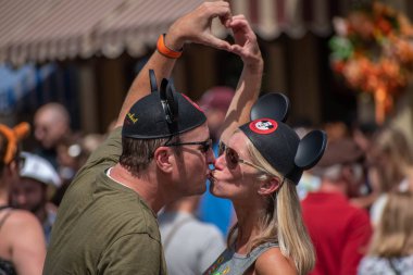 Orlando, Florida. 23 Eylül 2019. Magic Kigndom 'da öpüşen ve elleriyle kalp yapan romantik çift (1))