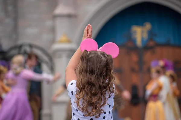 Orlando, Florida. 25 Eylül 2019. Walt Disney World Tatil Köyü 'ndeki Sihirli Krallık' taki Sinderella Şatosu 'ndaki Kraliyet Dostluk Fuarı' nda eğlenen küçük tatlı bir kız.)